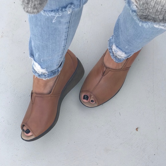 Cognac Leather Split Top Enclosed Wedge Pump - Picture 2 of 7